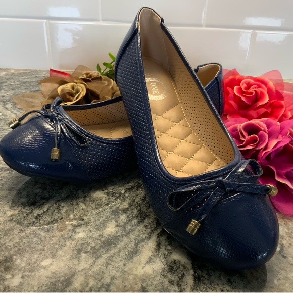 Shoes - BRAND NEW 💕Woman’s royal blue flats with bow on front. BRAND NEW, NEVER WORN.💕